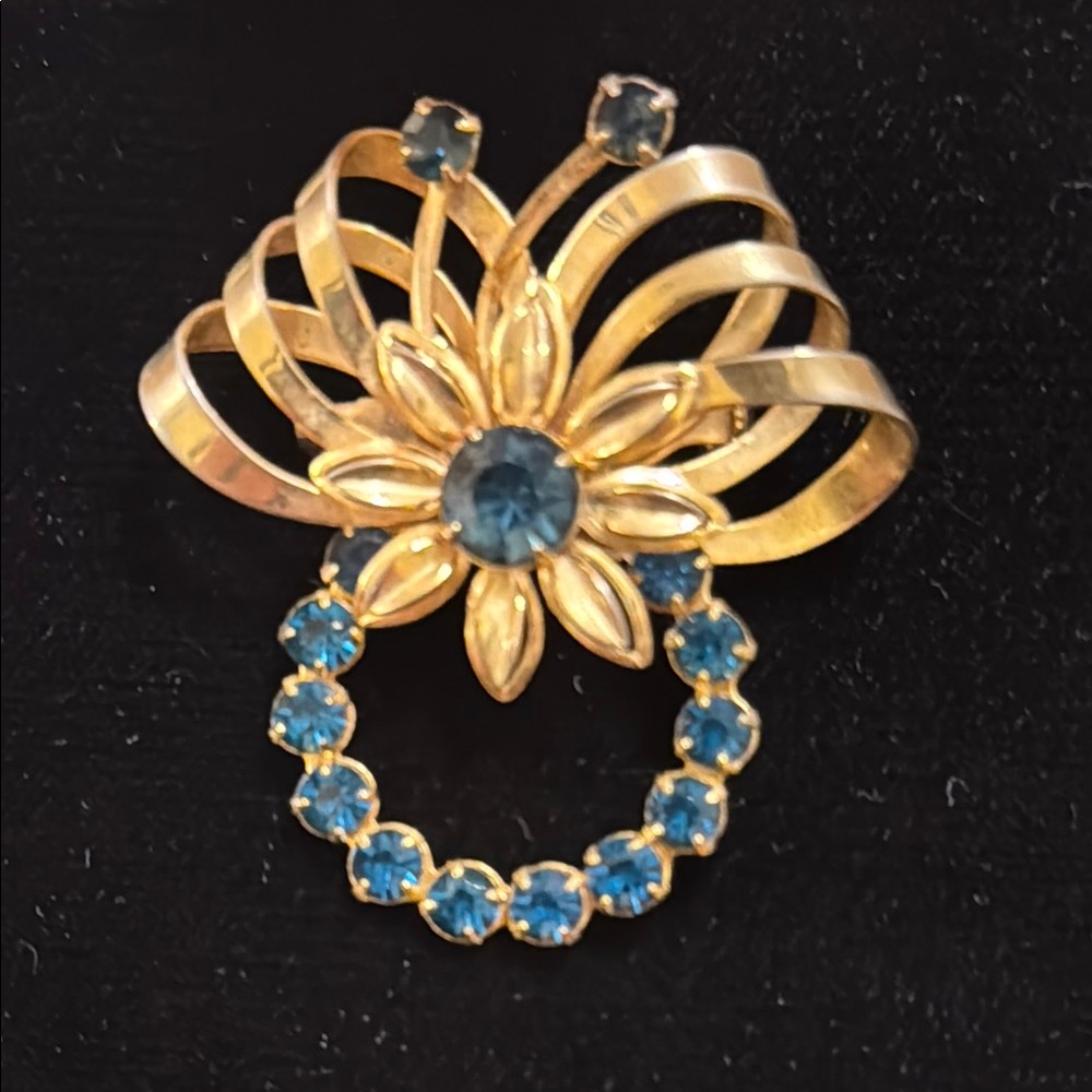 Vintage gold tone & saphire blue rhinestone ribbon wreath brooch